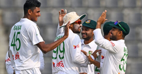 জিম্বাবুয়ে ইনিংসে জোড়া ধাক্কা নাহিদের