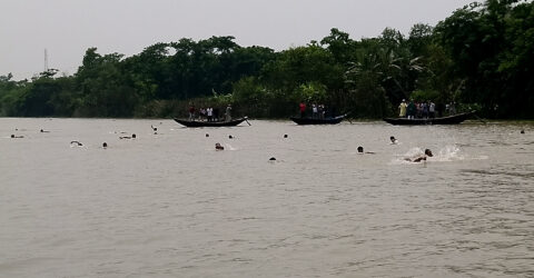 পিরোজপুরে নববর্ষ উদযাপন সাঁতরে বলেশ্বর নদী পাড়ি দেওয়ার প্রতিযোগিতা অনুষ্ঠিত
