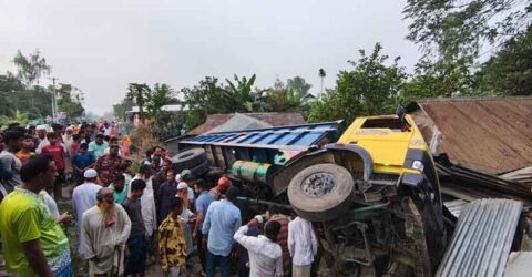 টাঙ্গাইলে ট্রাক নিয়ন্ত্রণ হারিয়ে উল্টে বসতঘরে, ঘুমন্ত নারীর মৃত্যু