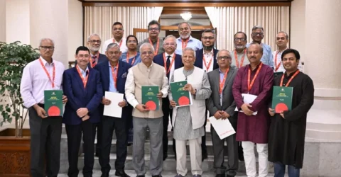 প্রধান উপদেষ্টার কাছে প্রতিবেদন জমা দিলো শ্রম সংস্কার কমিশন