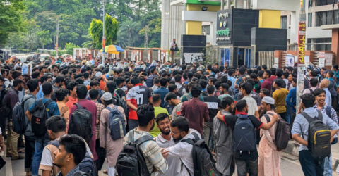 খামারবাড়িতে কৃষি ডিপ্লোমা ও শেরেবাংলার শিক্ষার্থীদের দুই গ্রুপ মুখোমুখি
