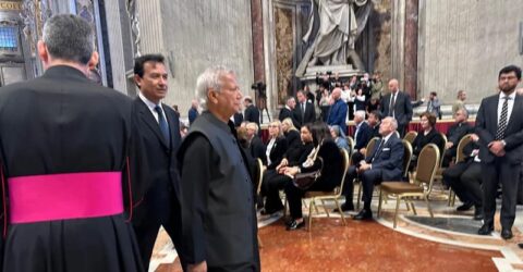 পোপকে শ্রদ্ধা জানাতে ভ্যাটিকানের সেন্ট পিটার্স বাসিলিকায় প্রধান উপদেষ্টা