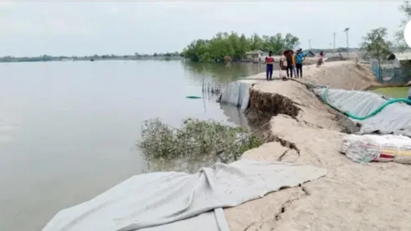 সাতক্ষীরায় বেড়িবাঁধে বড় ফাটল, ঝুঁকিতে ১৫ গ্রামের মানুষ