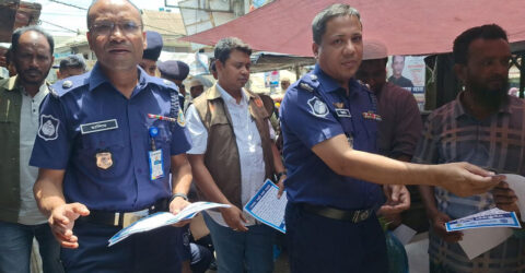 চাকরিপ্রার্থীদের প্রতারক হতে সাবধান করতে পুলিশের লিফলেট বিতরণ