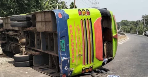 মহাসড়কে হঠাৎ উল্টে গেল বাস, আহত ৪৮ শ্রমিক