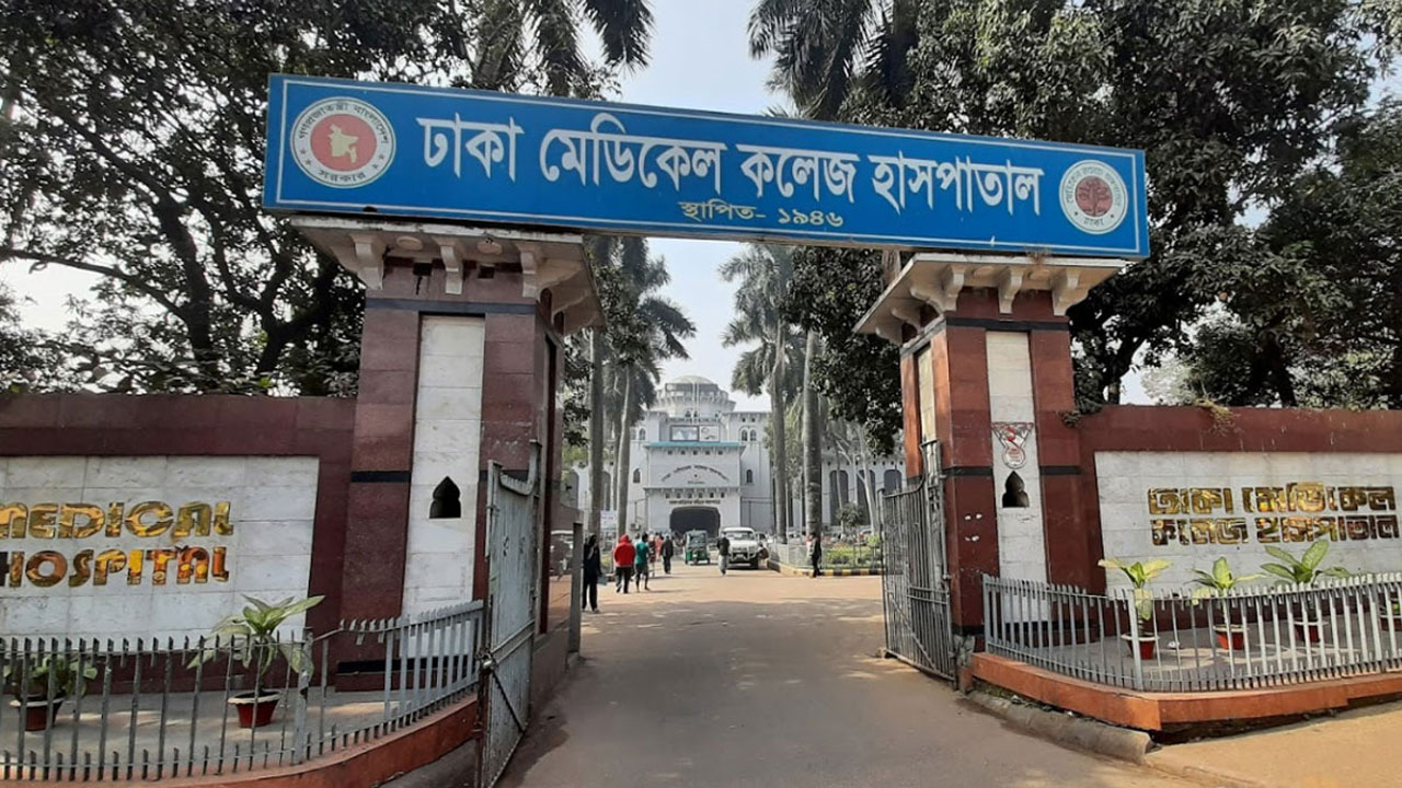খিলক্ষেতে চলন্ত ট্রেন থেকে পড়ে আহত কিশোরের মৃত্যু