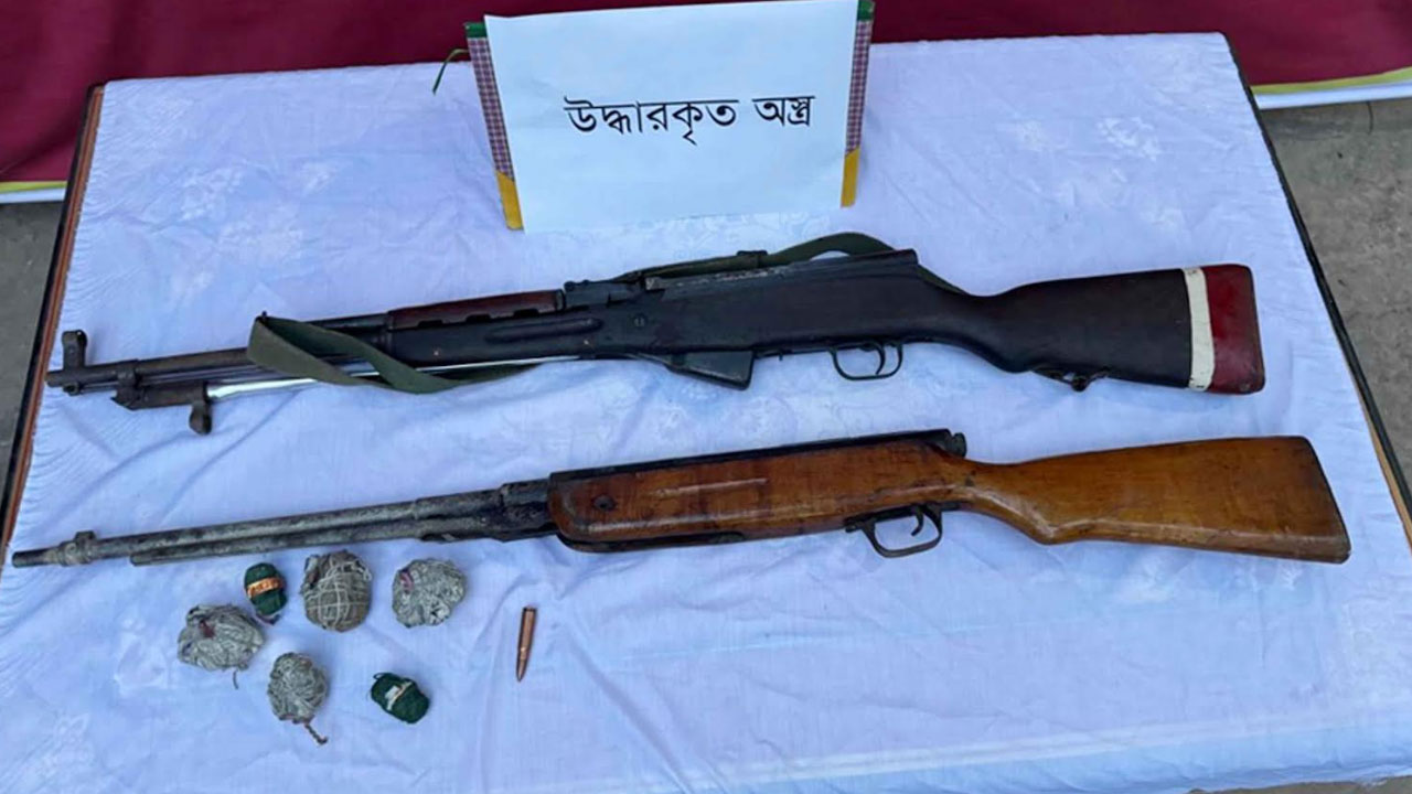চাঁদপুরে ২টি রাইফেল, গুলি ও হাত বোমা উদ্ধার