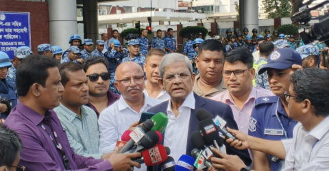 বিমানবন্দরে সাংবাদিকদের মির্জা ফখরুল খালেদা জিয়ার ফিরে আসা গণতন্ত্র উত্তরণের পথ সহজ করবে’