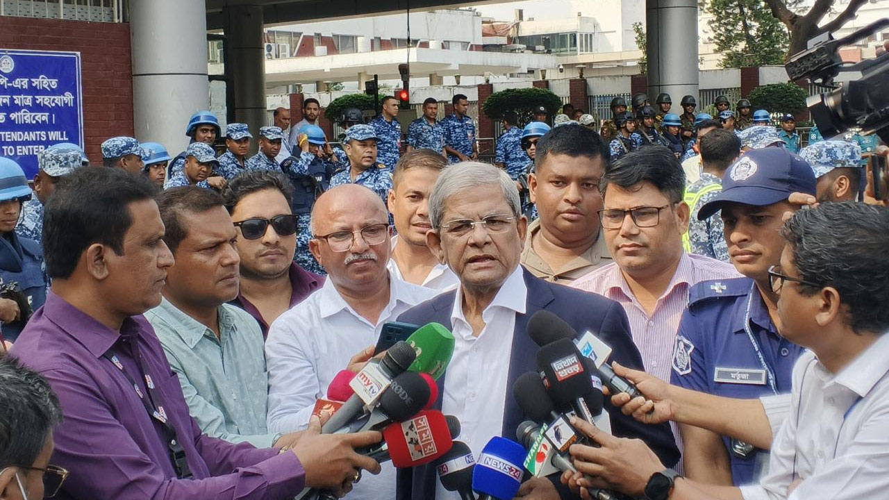 বিমানবন্দরে সাংবাদিকদের মির্জা ফখরুল খালেদা জিয়ার ফিরে আসা গণতন্ত্র উত্তরণের পথ সহজ করবে’
