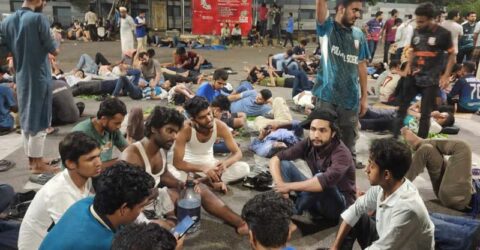 অনড় জবি শিক্ষার্থীরা রাতেও সড়কে