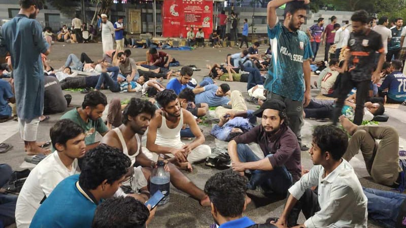 অনড় জবি শিক্ষার্থীরা রাতেও সড়কে