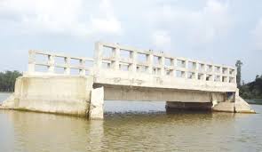 খাল ও সড়কবিহীন দাঁড়িয়ে আছে সেতু