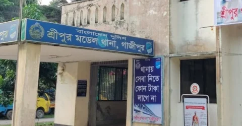 পুলিশ সদস্যের দায়ের কোপে বিচ্ছিন্ন কৃষকের হাত
