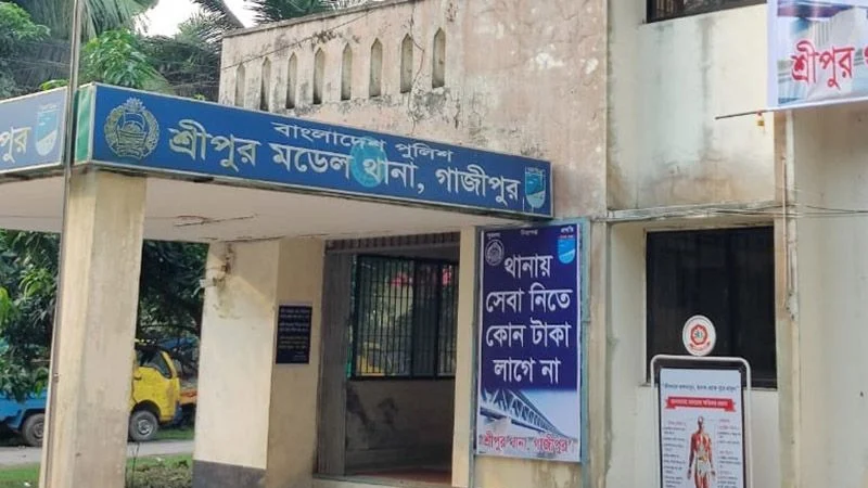 পুলিশ সদস্যের দায়ের কোপে বিচ্ছিন্ন কৃষকের হাত