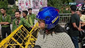সারারাত দাঁড়িয়ে থাকবো, চাকরি গেলে আমারটা যাক: পথচারী নারী