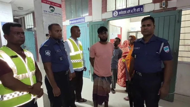 আসামি ধরতে গিয়ে পিটুনি খেল ওসিসহ ৭ পুলিশ