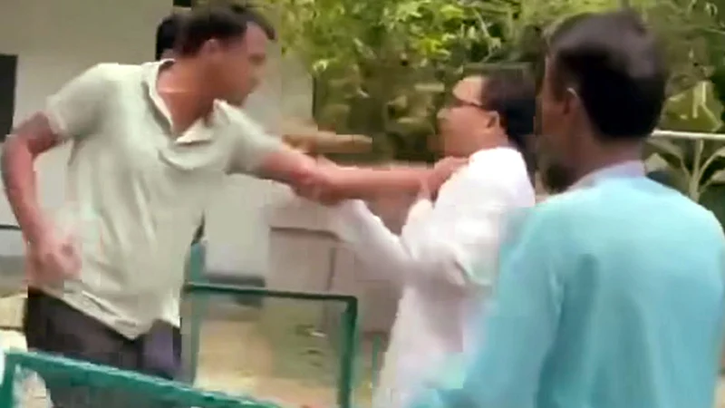 সিলেটে আওয়ামী লীগ নেতাকে মারধরের ছবি ভাইরাল, বিএনপি নেতার বাড়ি থেকে উদ্ধার