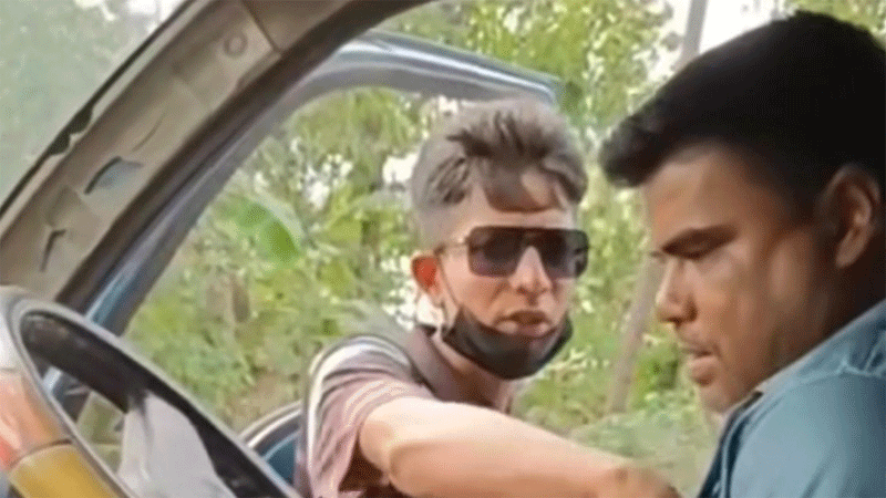 হঠাৎ মোটরসাইকেলে এসে ‘পুলিশ পরিচয়ে’ বুকে পিস্তল ঠেকিয়ে ছিনতাই