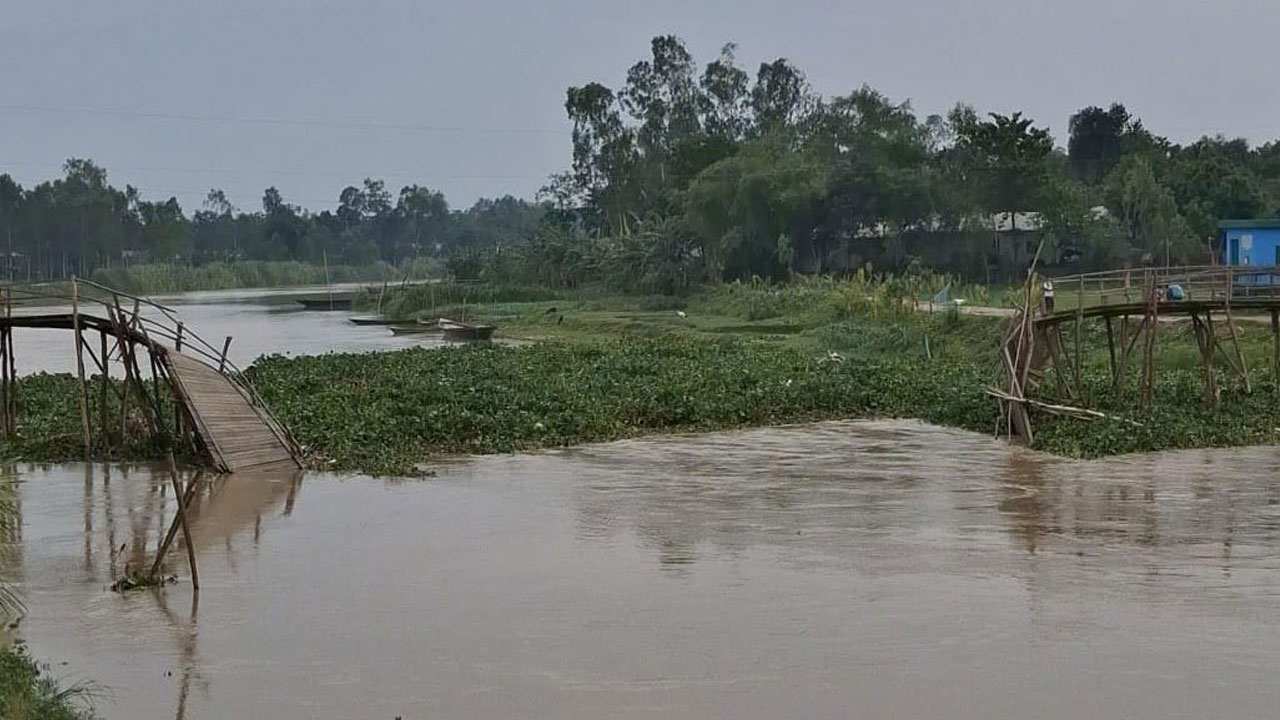 ভেঙে পড়েছে কাঠের সেতু, ১১ গ্রামের মানুষের ভোগান্তি