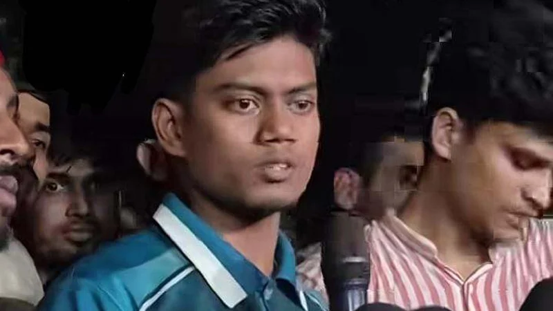 ডিবি কার্যালয় থেকে ফিরে যা বললেন উপদেষ্টার মাথায় বোতল নিক্ষেপকারী ইশতিয়াক