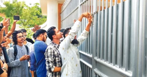 ববি উপাচার্যের বাসভবনে তালা শিক্ষার্থীদের