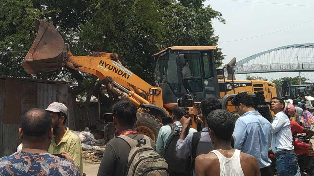 মিরপুরের কালশীতে গুঁড়িয়ে দেওয়া হচ্ছে অবৈধ দোকান