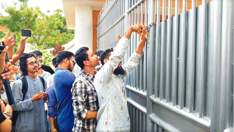 ববি উপাচার্যের বাসভবনে তালা শিক্ষার্থীদের