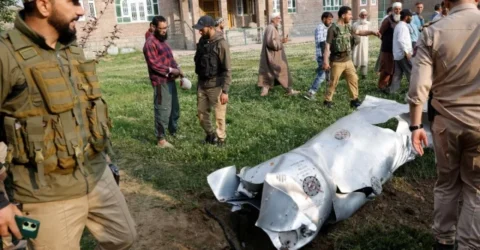 ভারতের ভূপাতিত যুদ্ধবিমানের পাইলটদের বন্দির দাবি পাকিস্তানের