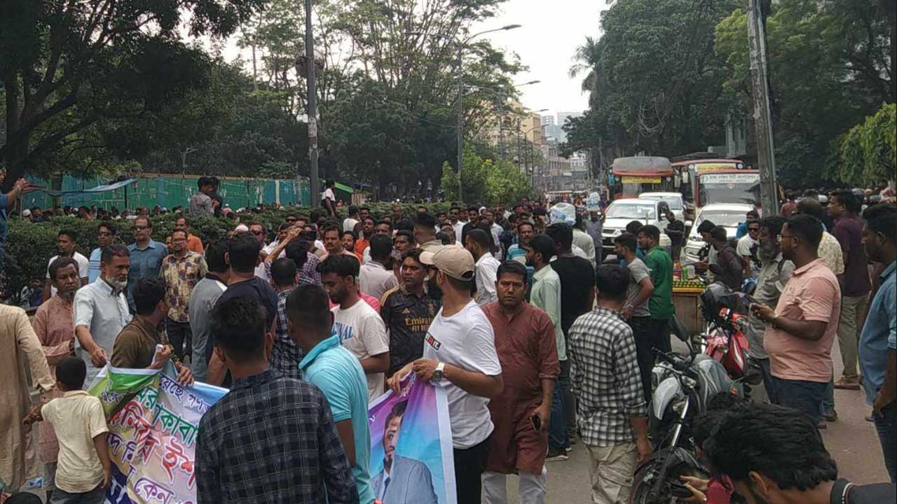 আজও ঢাকার দুই স্থানে সড়ক অবরোধ, ভোগান্তিতে যাত্রীরা
