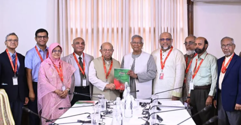 প্রধান উপদেষ্টার কাছে প্রতিবেদন জমা দিল স্বাস্থ্য খাত সংস্কার কমিশন