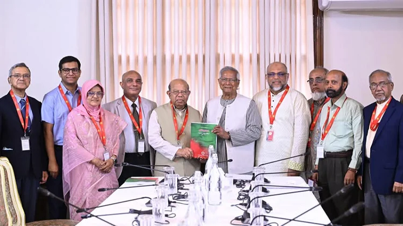 প্রধান উপদেষ্টার কাছে প্রতিবেদন জমা দিল স্বাস্থ্য খাত সংস্কার কমিশন
