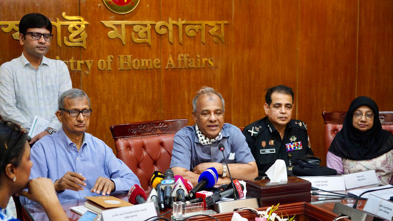 স্বরাষ্ট্র উপদেষ্টা নির্ধারিত হাটের উদ্দেশে যাওয়া গাড়ি মাঝপথে থামালে ব্যবস্থা
