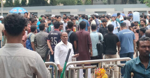 বেলা বাড়ার সঙ্গে বাড়ছে শিক্ষার্থীর সংখ্যা, তীব্র হচ্ছে আন্দোলন