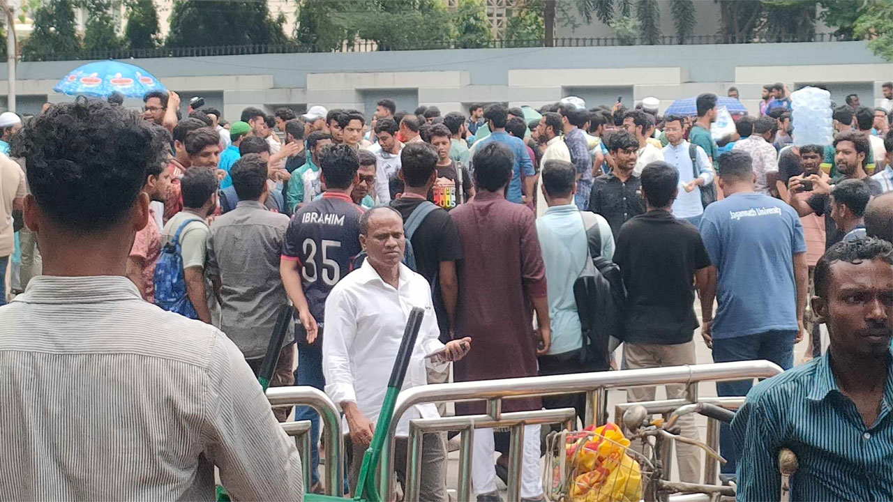 বেলা বাড়ার সঙ্গে বাড়ছে শিক্ষার্থীর সংখ্যা, তীব্র হচ্ছে আন্দোলন