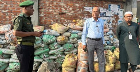 ফুটপাত থেকে বালুর বস্তা অপসারণের নিদেশ