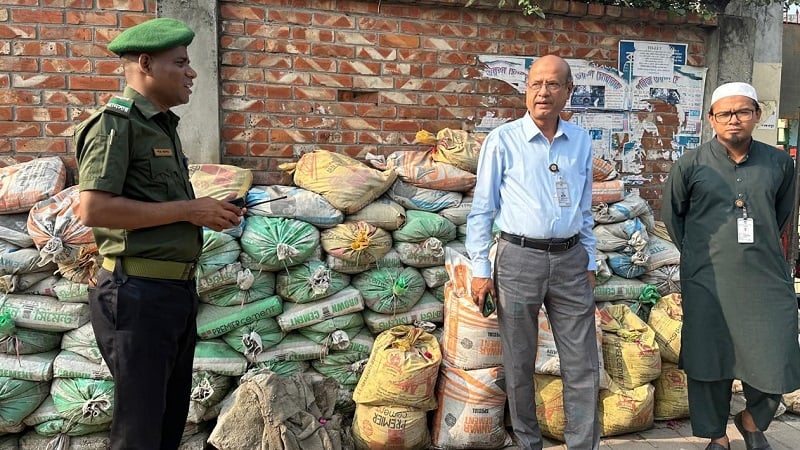 ফুটপাত থেকে বালুর বস্তা অপসারণের নিদেশ