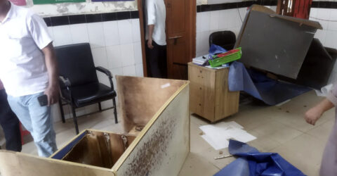 ‘ডাক্তার দেরিতে’ আসায় হাসপাতালে ভাঙচুর, চিকিৎসা সেবা বন্ধ