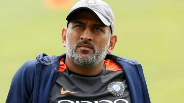 শেষ মুহূর্তে হেরে দায় স্বীকার ধোনির