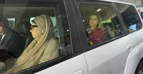বিমানবন্দর থেকে ফিরোজার পথে খালেদা জিয়া
