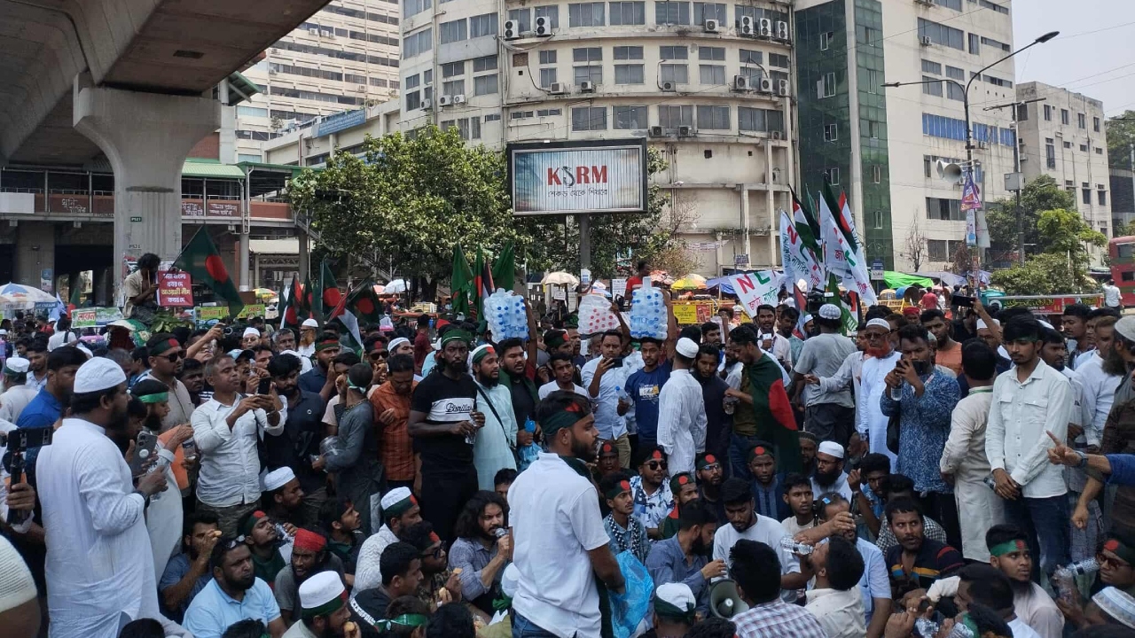 শাহবাগে বিক্ষোভ ‘নিষিদ্ধ আ. লীগ’ স্লোগানে জড়ো হচ্ছেন বিভিন্ন সংগঠনের নেতা-কর্মীরা