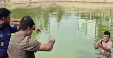 পুলিশ দেখে পুকুরে ঝাঁপ ইউপি সদস্যের