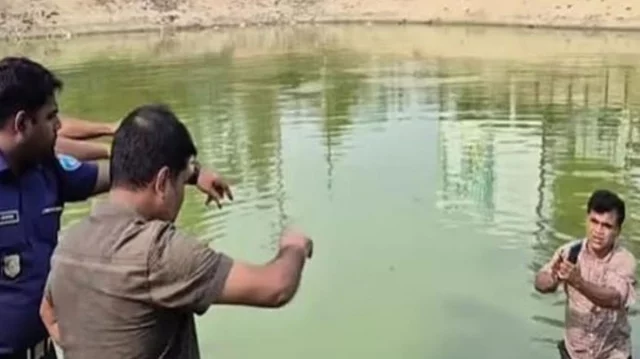 পুলিশ দেখে পুকুরে ঝাঁপ ইউপি সদস্যের