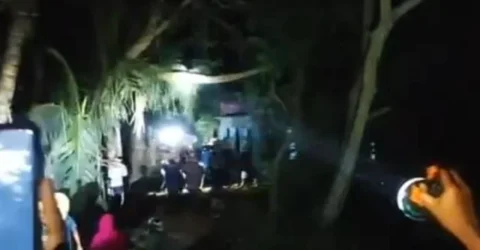 ফরিদপুরে টর্চ জ্বালিয়ে গ্রামবাসীর দুই পক্ষের সংঘর্ষে নিহত ১, আহত ২৫
