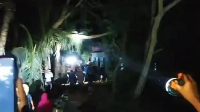 ফরিদপুরে টর্চ জ্বালিয়ে গ্রামবাসীর দুই পক্ষের সংঘর্ষে নিহত ১, আহত ২৫