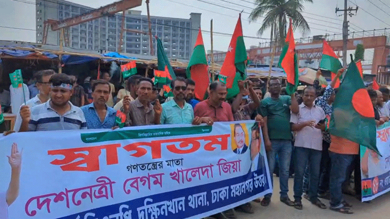 খালেদা জিয়াকে স্বাগত জানাতে বিমানবন্দর এলাকায় নেতা–কর্মীর ঢল