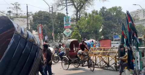 শাহবাগে বিক্ষোভ : যানচলাচল বন্ধে মানুষের ভোগান্তি
