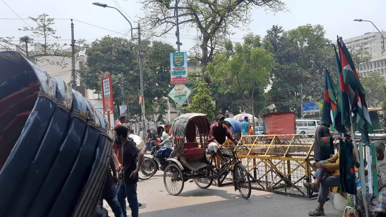শাহবাগে বিক্ষোভ : যানচলাচল বন্ধে মানুষের ভোগান্তি