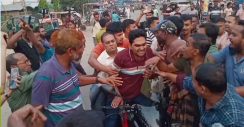 বগুড়ায় শ্রমিক লীগ নেতাকে পুলিশের কাছ থেকে ছিনিয়ে নেওয়ার অভিযোগ