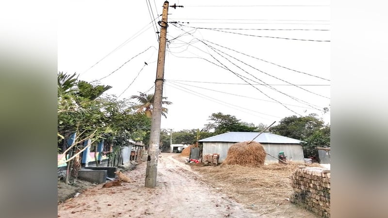 বগুড়ার সোনাতলায় রাস্তার মাঝখানে বিদ্যুতের খুঁটি
