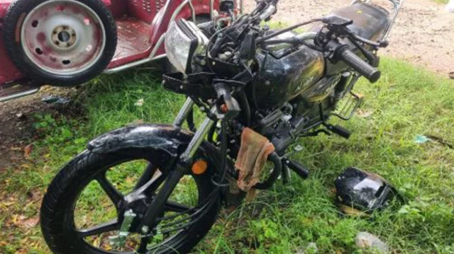 গাড়ির ধাক্কায় মোটরসাইকেলের ২ আরোহীর মৃত্যু, থানায় মামলা